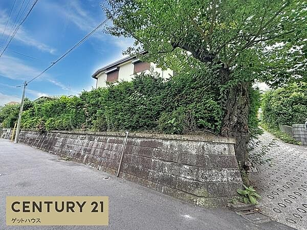 閑静な住宅街の一角に位置し周囲には豊かな緑が広がっています。道路に面した敷地は開放感があります。石垣と植栽が目を引き角地のため日当たりにも恵まれています。現地土地写真として現況をご確認いただけます。