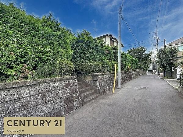 現地前面道路はゆったりとした幅員があり車の通行もしやすそうです。敷地沿いには緑が豊富で落ち着いた印象となっています。周囲は閑静な住宅街の雰囲気が感じられます。舗装された道路で歩行者にも安心です。