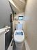 トイレ：小窓が設けられており空気の入れ替えがしやすいトイレです。床や壁の色合いが落ち着いた雰囲気を演出しています。収納スペースも備えられているので小物の整理が可能です。手洗い場も付いていて便利です。