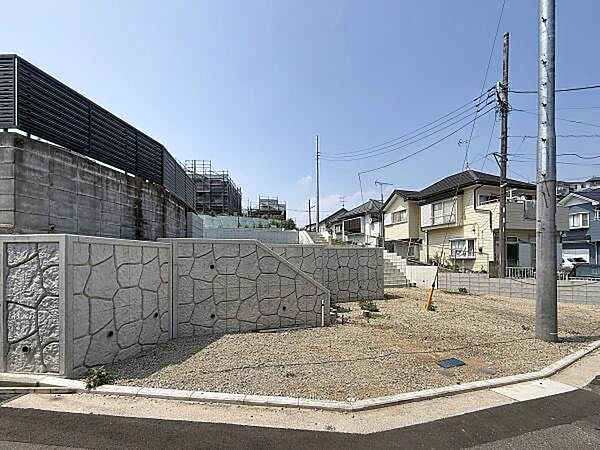 全体区画図がしっかりと整備されており敷地のレイアウトが明確です。角地で周辺道路も見渡しやすく開放感があります。造成済みで即相談しやすい環境です。宅地分譲の計画も分かりやすくなっています。