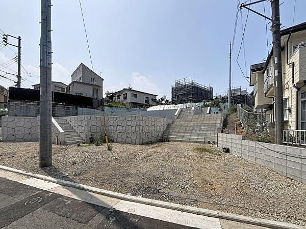 整形地で建築プランの自由度が高い土地です。幅広い用途で活用が期待できます。周囲は閑静な住宅街で住環境も整っています。開放的な雰囲気が魅力の売地です。