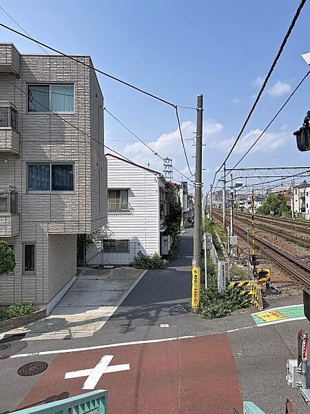 開放感のある眺望が広がり周辺には線路沿いならではの開けた景色が楽しめます。前面道路の幅もゆとりがあり建物の外観も落ち着いた雰囲気です。近隣の住宅街も穏やかな印象となっています。日当たりも良好です。