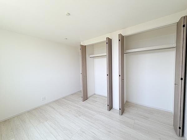 白を基調とした洋室は清潔感のある印象です。クローゼットが2つあり収納力も備えています。ナチュラルなフローリングが明るくシンプルなレイアウトが特徴です。採光も良好です。