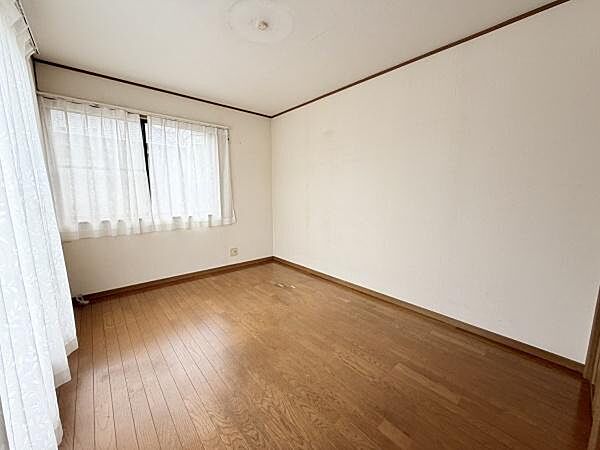 窓から心地よい明るさが広がる洋室です。壁や床もすっきりとまとまっています。シンプルな内装で家具の配置もしやすい空間です。用途に合わせて活用いただけます。