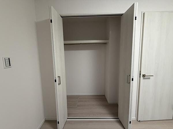 扉が大きく開く収納スペースです。シンプルなデザインで室内に調和しやすい仕様となっています。ハンガーを掛けられるパイプ付きで衣類の整理に便利です。奥行きがあるためさまざまな物を収納できます。