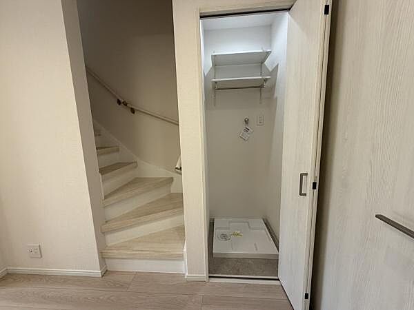 収納スペースには扉がありすっきりとした印象です。棚板やハンガーパイプも備え付けられているので使い勝手が良いです。階段横のデッドスペースを有効に活用しています。