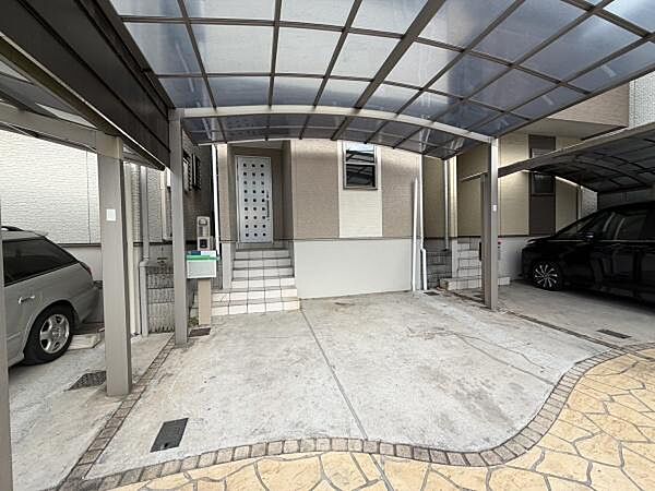 屋根付きの駐車場は天候に左右されずに車を保護できます。広々としたスペースで駐車や乗り降りも快適です。コンクリート仕上げの床は手入れも簡単です。お住まいのすぐ近くで便利にご利用いただけます。