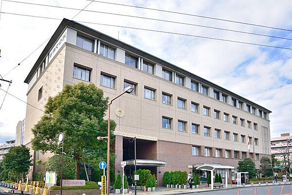 川崎市高津区役所まで834m