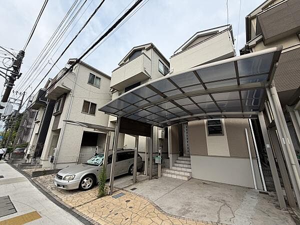 屋根付きカースペースがあるので車の保護に役立ちます。シンプルな外観が洗練された印象を与えます。階段のある玄関はプライバシーを確保しやすい設計です。複数台の駐車も検討しやすい広さです。