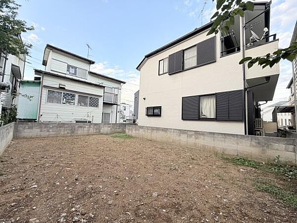 周囲がブロック塀に囲まれており活用しやすい敷地です。静かな住宅街に位置し日当たりも期待できる環境です。隣接する建物との距離も確保されています。土地の状態は良好で建築の検討にもおすすめです。
