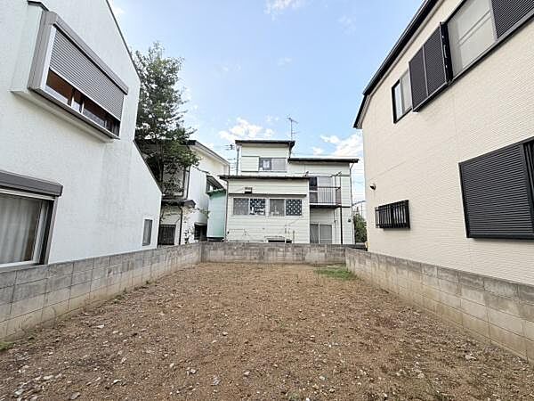 周囲は住宅に囲まれており安心感のある立地です。陽当たりも良好で静かな環境が特徴です。シンプルな土地形状で建築プランを立てやすい区画です。前面の空間が開けており建物の配置にも工夫ができます。