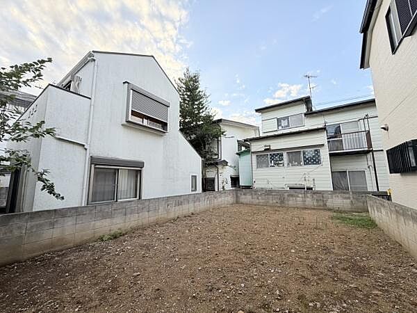 周囲には落ち着いた住宅が広がり穏やかな街並みを感じられます。開放感のある敷地で日当たりにも配慮されています。余計な障害物がなく用途に合わせた活用が想定しやすい土地です。