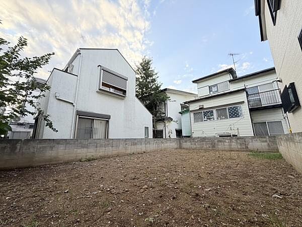 落ち着いた住宅街に位置し周囲との調和が取れた区画です。広々としたスペースが確保されており静かな雰囲気が特徴です。日当たりも良好な点が魅力的です。隣接する建物との距離感も適度です。