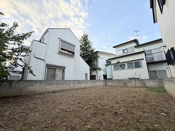閑静な住宅地に位置する土地です。周囲には住宅が並び落ち着いた雰囲気が特徴的です。道路からの出入りもしやすい形状となっています。日当たりが良好でさまざまな用途に対応しやすい区画です。
