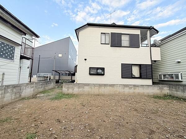 住宅街の一角に位置し周囲は落ち着いた雰囲気です。前面はしっかりと囲われたスペースになっています。周辺には住宅が建ち並びプライバシーが保たれやすい造りです。