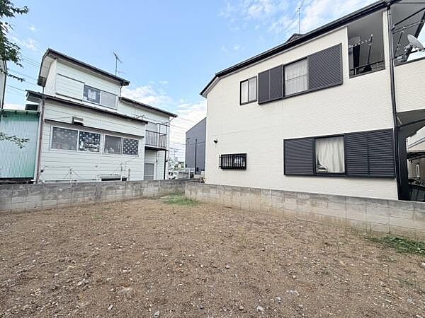 日当たりが良好な敷地です。周囲には住宅が並び落ち着いた雰囲気が感じられます。シンプルな形状でさまざまな用途に対応しやすい空間です。道路からのアクセスもしやすい立地が特徴です。