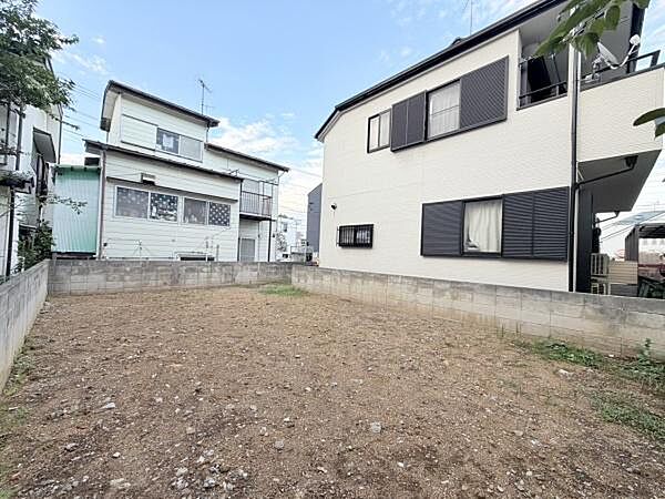 さまざまな用途に活用しやすいスペースです。周囲には落ち着いた住宅が並んでいます。前面道路からのアクセスもスムーズです。周囲の環境が見通しやすい立地です。