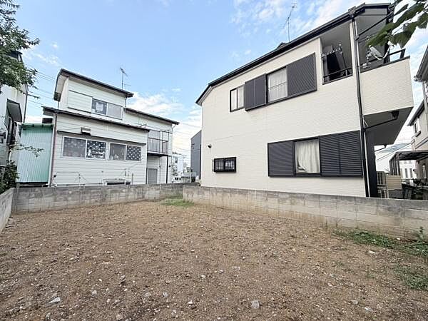 周囲には落ち着いた住宅が並び利用しやすい土地です。周辺には高い建物が無く視界が開けています。現況更地のためすぐにご検討いただけます。コンパクトな区画で管理もしやすい環境です。