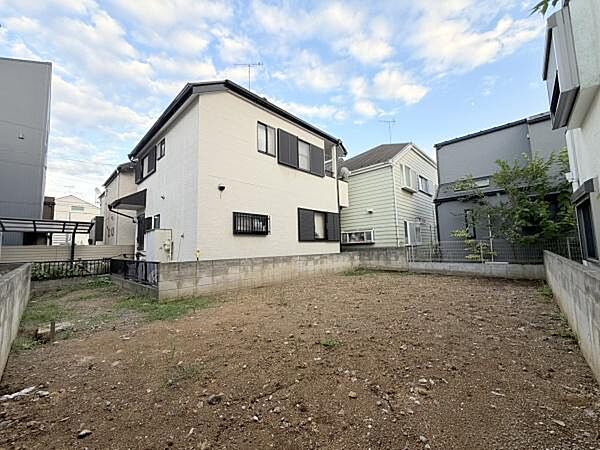 落ち着いた色合いの外観が周囲の住宅と調和しています。隣接する住宅との距離感も程よく確保されています。敷地が広くさまざまな活用が期待できます。空が広く見える環境です。