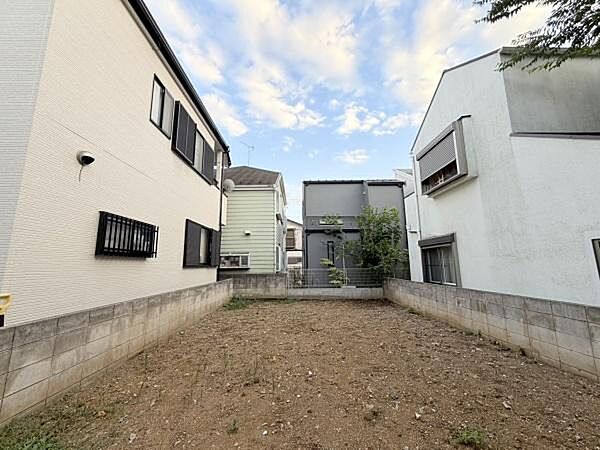 周囲に住宅が建ち並ぶ静かな環境に位置しています。日当たりを感じられる空が広がり開放感があります。前面は整地されており整った形状の敷地です。