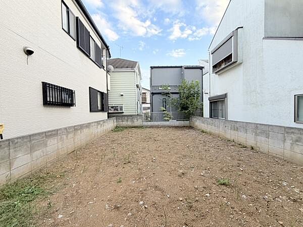 周囲を住宅に囲まれた整形地です。両側に隣家があり落ち着いた住宅街の一画に位置しています。前面道路からのアクセスもしやすい立地です。敷地内はフラットで使いやすい形状となっています。