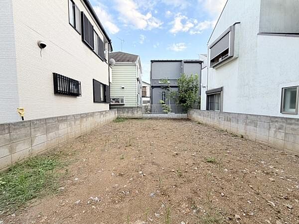 両側に建物が並ぶ環境の中整った敷地となっています。現状は更地で計画が立てやすい状態です。周囲は落ち着いた住宅街で前面道路も確認できます。日当たりが期待できる開放感のある土地です。