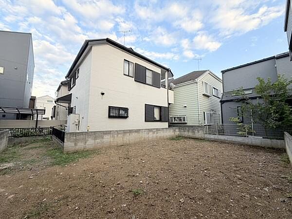 閑静な住宅街に立地した土地で前面道路へのアクセスもスムーズです。周囲には落ち着いた住宅が並び整った区画が印象的です。四方を囲むブロック塀でプライバシーにも配慮されています。