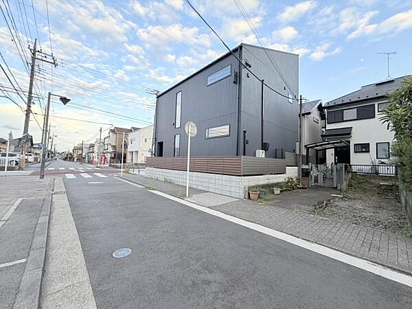 シンプルで洗練されたデザインの外観が印象的です。角地に位置し開放感のある立地となっています。周辺は落ち着いた住宅街ですっきりとした街並みが広がっています。