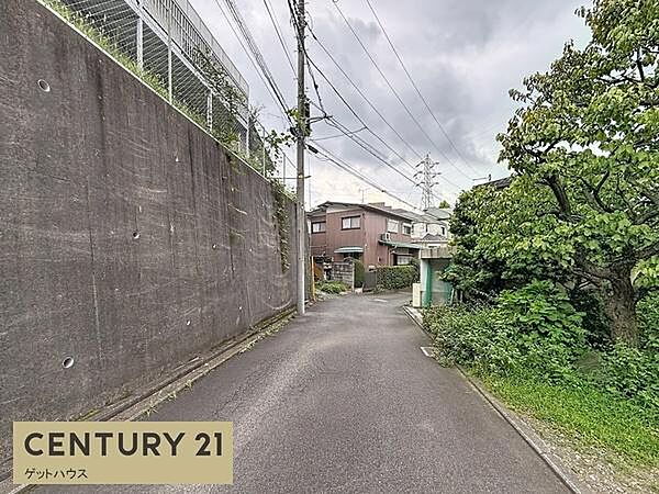 前面道路は舗装されており歩きやすい環境が整っています。周囲に緑が多く落ち着いた雰囲気が感じられます。住宅街ならではの静けさが魅力です。電柱やフェンスも整備されており安心感があります。