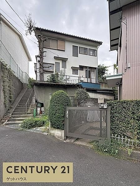 落ち着いた雰囲気の前面道路に面した現地写真です。門扉や外構も整備されており住まいの第一印象を感じられます。道路幅もしっかり確保されており車の出入りにも便利です。
