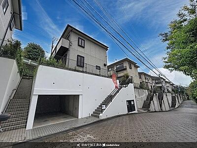 外観:すっきりとした白い外壁が特徴の外観です。高台に位置し開放感のある建物配置が魅力です。ガレージ付きで車の保管にも便利です。周囲との調和が取れた街並みが印象的です。 外観:すっきりとした白い外壁が特徴の外観です。高台に位置し開放感のある建物配置が魅力です。ガレージ付きで車の保管にも便利です。周囲との調和が取れた街並みが印象的です。