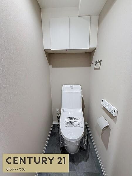 トイレには壁面収納が設置されており日用品の整理がしやすい造りです。シンプルな内装で清潔感があります。床材はお手入れがしやすく長く快適にご利用いただけます。温水洗浄便座も設置されています。