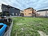 外観：開放感のある広々とした土地です。周囲には新しい住宅が並び落ち着いた環境が広がります。敷地内は陽当たりが良く様々な用途に利用できます。車の駐車スペースも確保しやすい配置となっています。