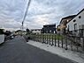 その他：落ち着いた住宅街の一角に位置しています。周囲は閑静な環境で車通りも少なめです。道路幅も確保されているため安心感があります。暮らしやすいエリアをお探しの方におすすめです。