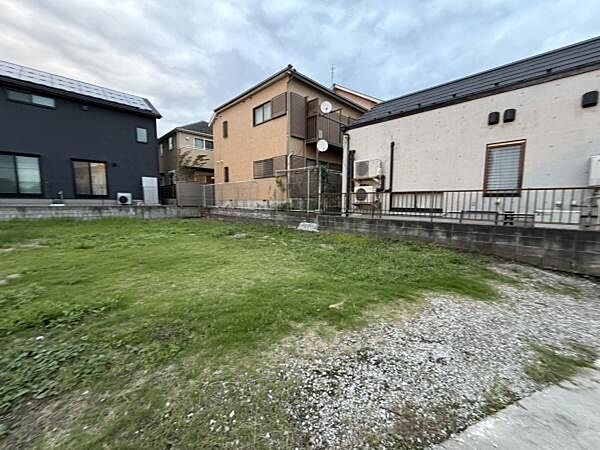 広々とした敷地で周囲の住宅とも調和した雰囲気が特徴です。平坦な地形が利用しやすく管理のしやすさも感じられます。前面道路と接道しているので出入りもスムーズです。開放的な空間で様々な用途に活用できます。