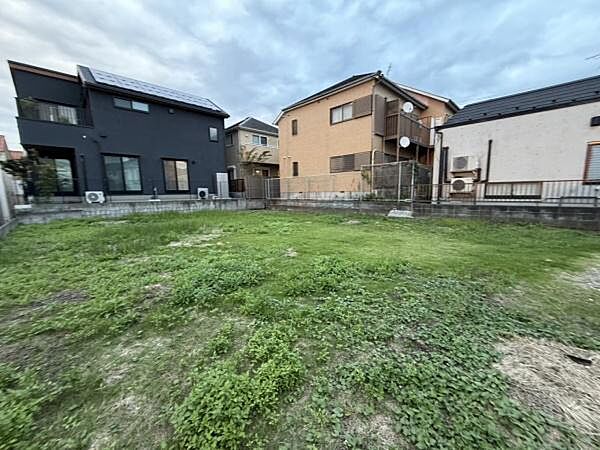 開放感のある敷地が広がっており周囲は住宅に囲まれた落ち着いた雰囲気です。土地の形も整っているため使い勝手が良さそうです。道路に面しているのでアクセスもしやすい立地です。