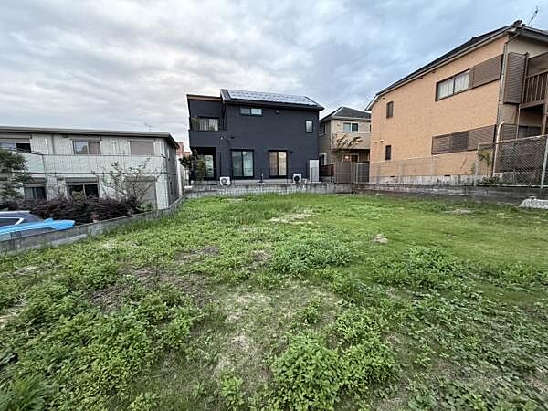 広々とした敷地が特徴的です。周囲は住宅街で落ち着いた雰囲気が漂っています。敷地内は手入れがしやすく管理が行き届いています。建物との距離感も十分に確保されています。様々な用途にご活用いただける環境です。