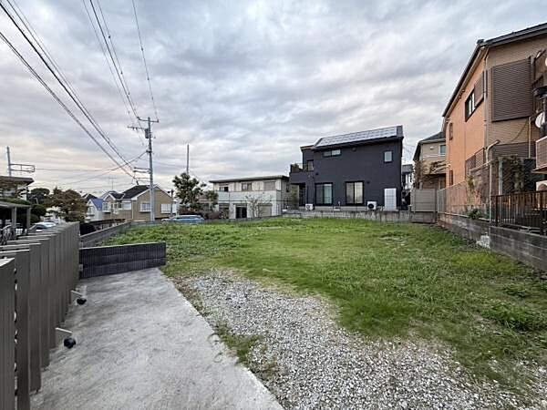 周辺には閑静な住宅が立ち並んでいます。開放感のある敷地が広がるロケーションです。前面道路もゆったりしておりアクセスしやすい環境です。様々な用途に対応できる土地です。新しい生活のスタートにおすすめです。