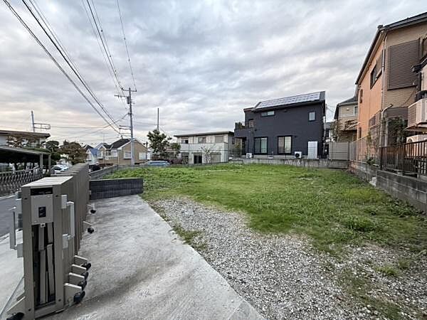 閑静な住宅街に位置する土地で周囲に住宅が立ち並び落ち着いた雰囲気です。敷地は広々としており様々な用途に柔軟に対応可能です。前面道路も整備されており車両の出入りもスムーズです。