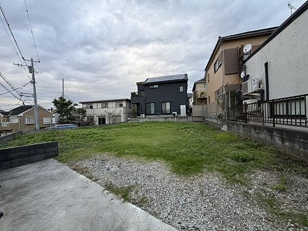 開放感のある広々とした土地が広がっています。周囲に住宅が立ち並び落ち着いた雰囲気が印象的です。道路からアクセスしやすい立地で建築プランも立てやすい区画です。