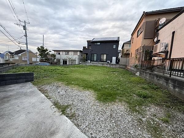 広々とした敷地が広がっています。周囲は住宅地で落ち着いた雰囲気が感じられます。前面道路へのアクセスも良好です。隣接する建物との距離も確保されています。建築プランの自由度が感じられる土地です。