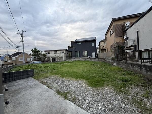 閑静な住宅街に位置する敷地です。周囲には整然とした家々が並び住環境も良好です。開放的な空間が広がっており落ち着いた雰囲気が感じられます。幅広い活用の可能性がございます。