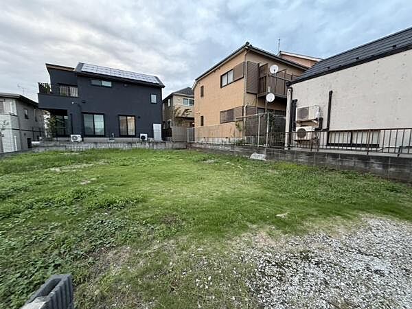 住宅地の一角に位置する整形地です。周囲には戸建住宅が立ち並び落ち着いた雰囲気が感じられます。敷地内は草地が広がっており活用方法に幅が出せるスペースです。道路にも面しておりアクセスも便利です。