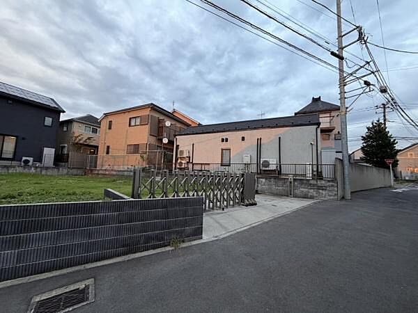 周辺には住宅が建ち並び静かな環境が広がっています。前面道路は幅があり車の出入りもスムーズです。敷地はゆったりとした印象で建物や外構も整っています。電柱や配線も整然と設置されています。