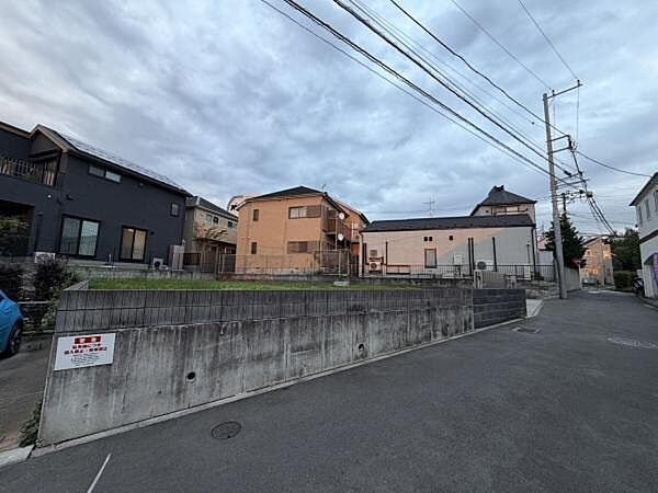 閑静な住宅街に位置した敷地で落ち着いた雰囲気が広がります。前面道路はゆったりとした幅があり車の出入りもスムーズです。周辺には住宅が建ち並び整った街並みが特徴です。