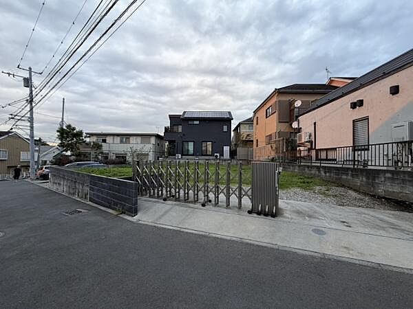 周囲には住宅が立ち並ぶ落ち着いた雰囲気のエリアです。道路に面した門扉が設置され車両の出入りもしやすい配置です。敷地は整地されており様々な用途に利用しやすいです。