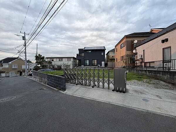 開放的な角地に建つ物件で道路へのアクセスがしやすい立地です。周囲は閑静な住宅街となっており落ち着いた雰囲気が広がっています。敷地内のフェンスや門扉で敷地のプライバシーも確保されています。
