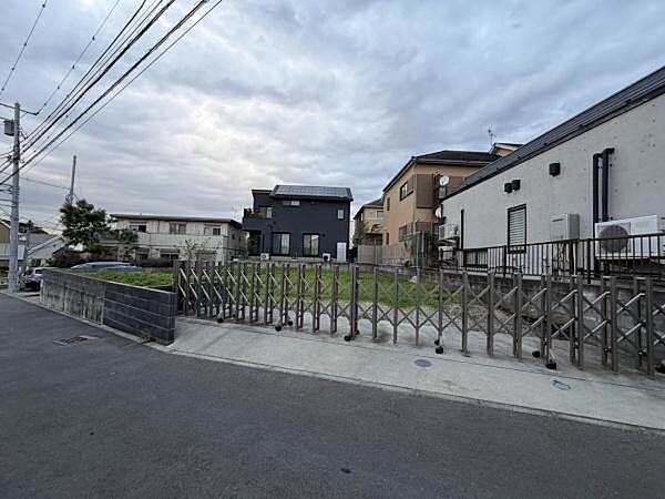 閑静な住宅街に位置する整った区画の土地です。周辺には住宅が建ち並び落ち着いた雰囲気が広がっています。敷地前には広々とした道路があり車の出入りがしやすい立地です。