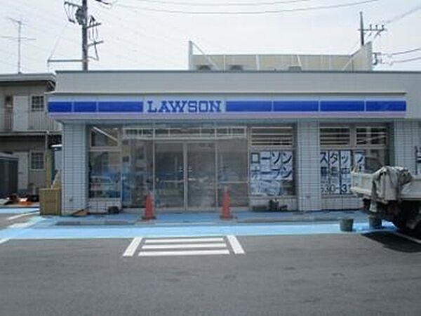 ローソン都筑池辺町店まで185m