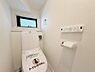 トイレ：清潔感のある明るいトイレです。小窓が設けられており換気もスムーズです。壁面には使いやすいリモコンが設置されています。ペーパーホルダーやタオルリングも備わっています。